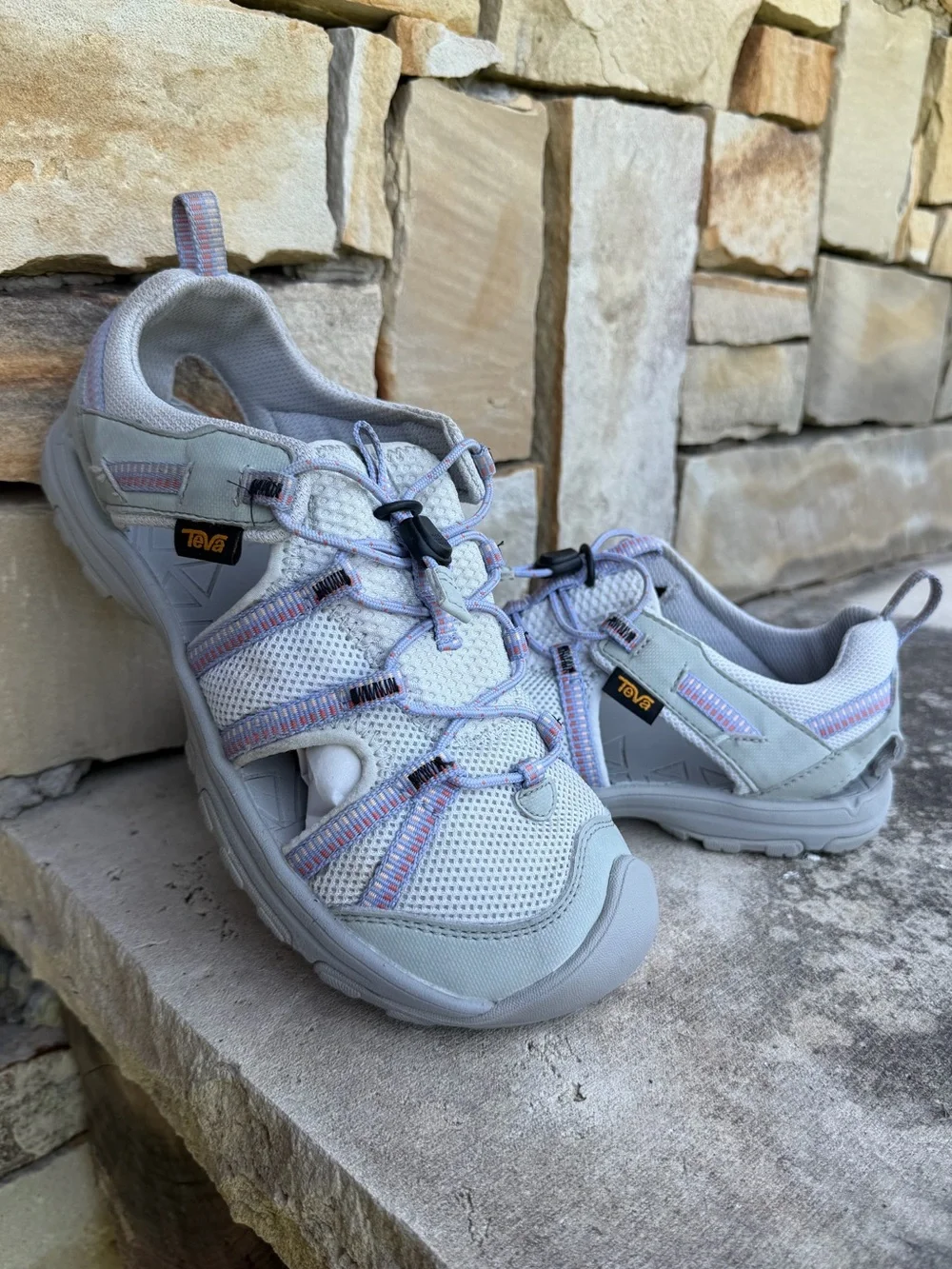 Teva kids Manatee Light Gray Sport Sandals with Pastel Stripe Webbing Sz-4.  F